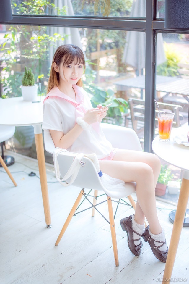 船队开始后退，但也仅限于这陈到四周围的十几条船，更远些的地方，荆州的水军已经跟江东水军混成了一片，根本没有办法脱离战斗，而陈到如今，也已经没有余力再出手相救，手中的弓弦没有一刻停止过颤动，至少有三十名江东将士被他以弓箭射杀，但这样高强度的拉弓，哪怕是陈到，双臂此刻也已经开始发酸，但他不能停，一旦停下来，那些江东水师就会如同恶虎一般扑上来，将他们吞的连渣都不剩。